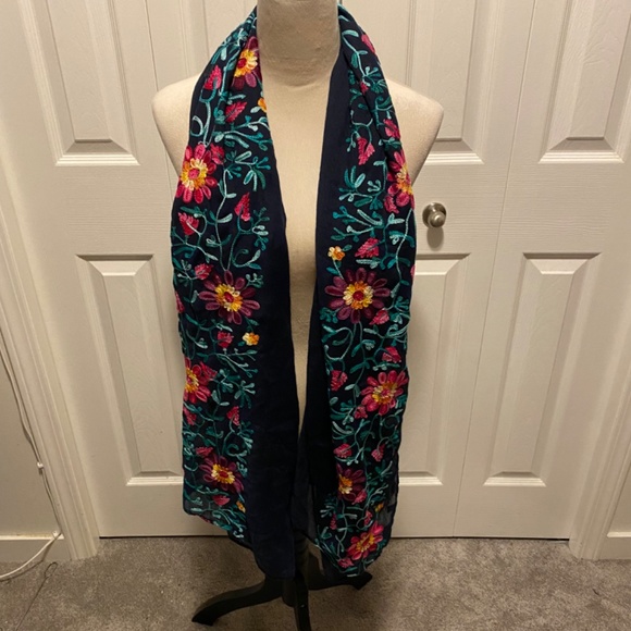 Women’s embroidered scarf - Picture 2 of 5